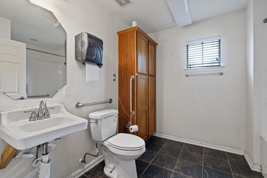 More Photos Of 1213 Justin Ln, Austin Healthcare For Sale