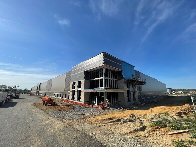 More Photos Of 450 Ben Franklin Blvd, Lancaster Distribution For Lease