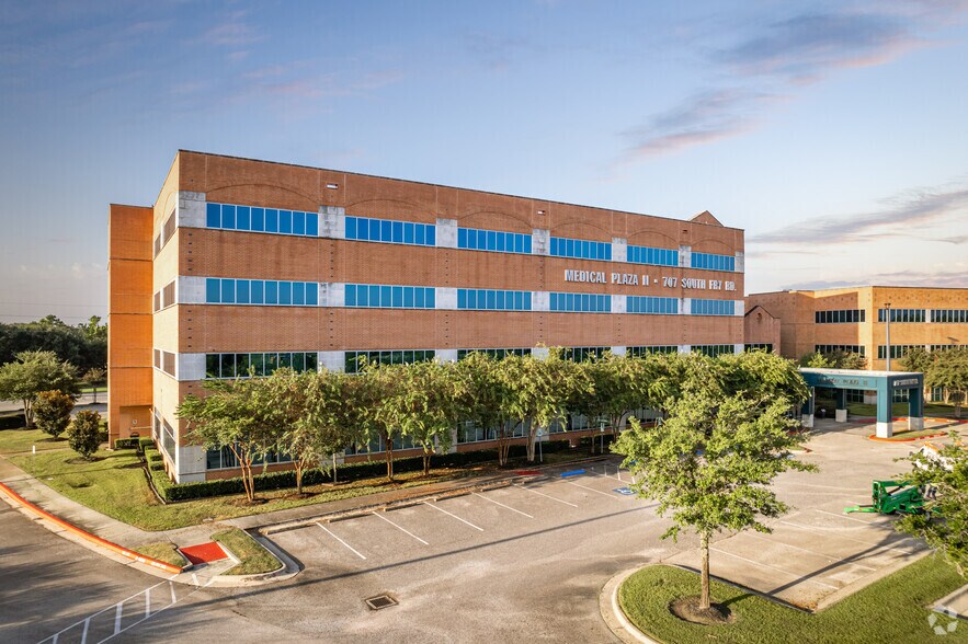 More Photos Of 707 S Fry Rd, Katy Unknown For Lease