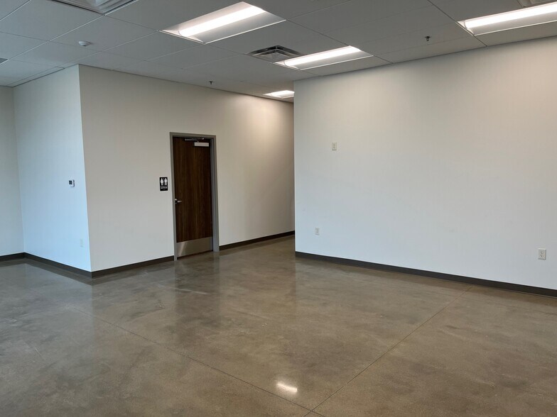 More Photos Of 1100 Lakeside Parkway, Flower Mound Industrial For Lease