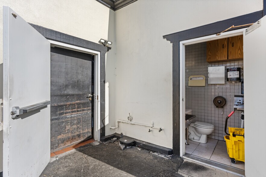 More Photos Of 1936 W 17th St, Santa Ana Restaurant For Sale