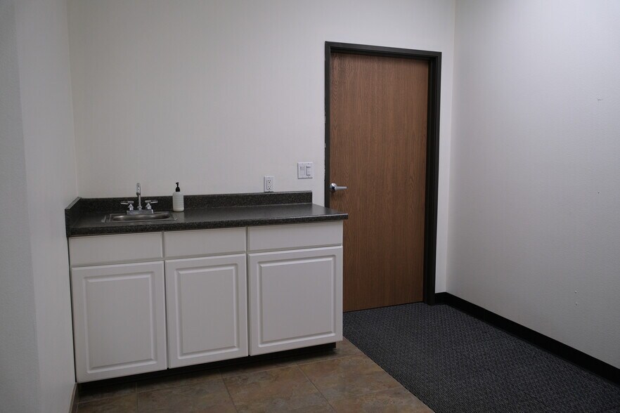 More Photos Of 4517 Market St, Ventura Light Distribution For Lease