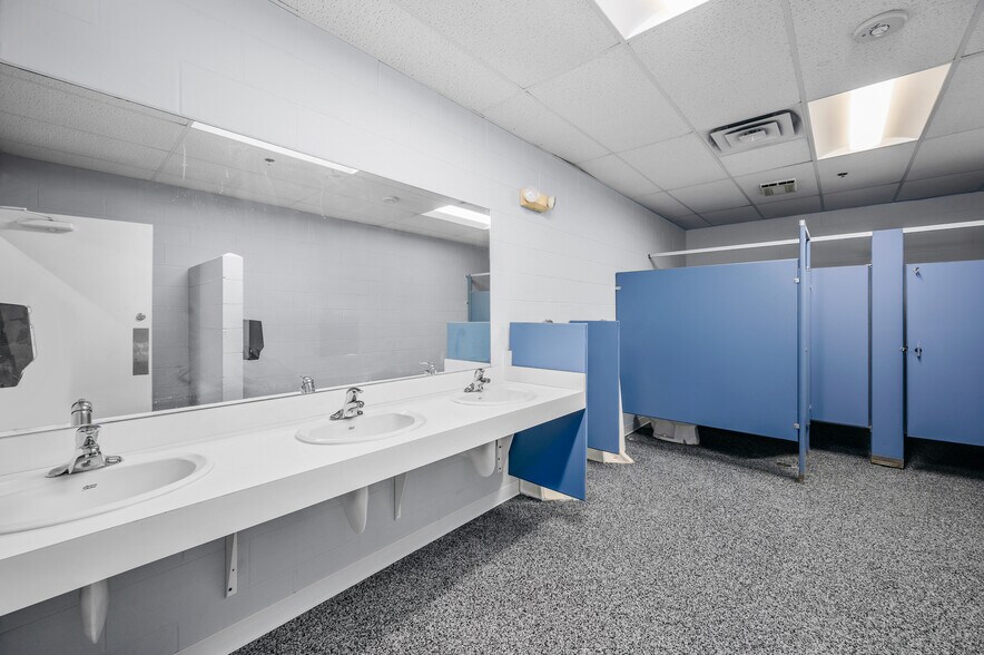 More Photos Of 2291 Traversefield Dr, Traverse City Manufacturing For Lease