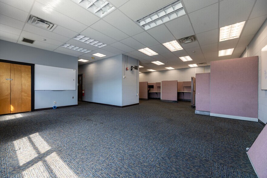 More Photos Of 1320 Eddie Dowling Hwy, Lincoln Showroom For Sale