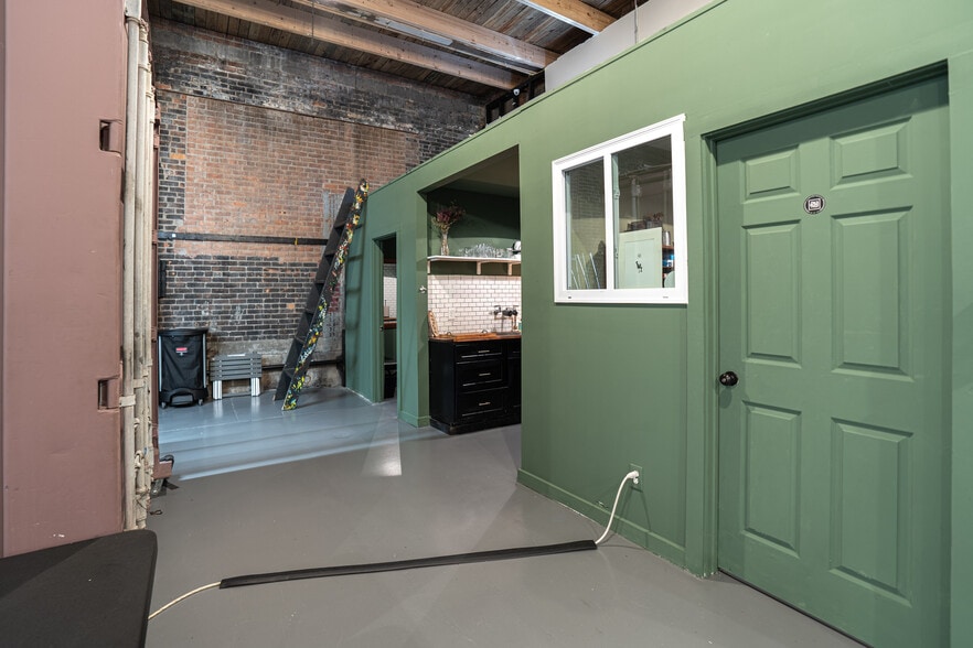 More Photos Of 2831 E Grand Blvd, Detroit Warehouse For Sale
