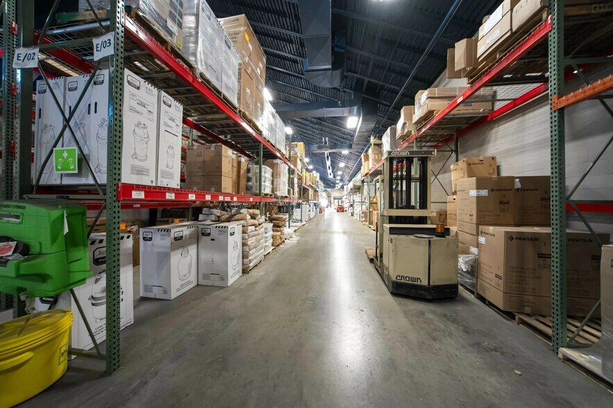 More Photos Of 3770 Dixie Hwy, Waterford Showroom For Sale