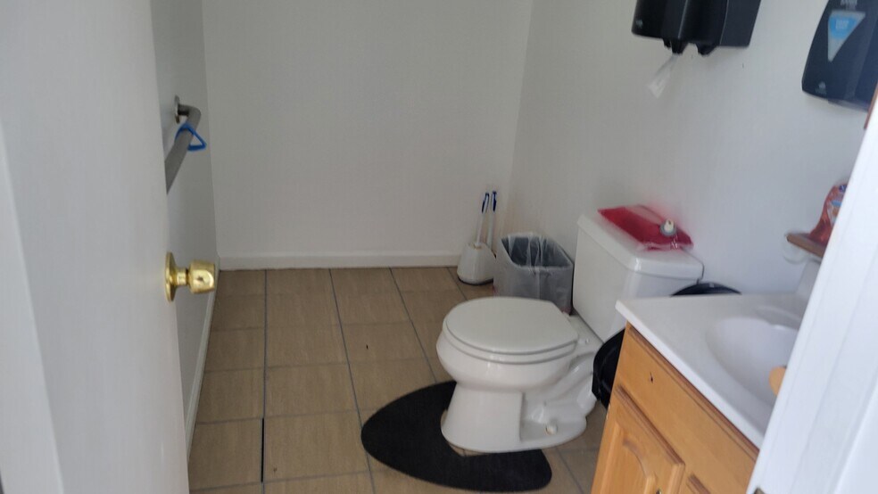 More Photos Of 4 Hadden Dr, Montgomery Warehouse For Lease