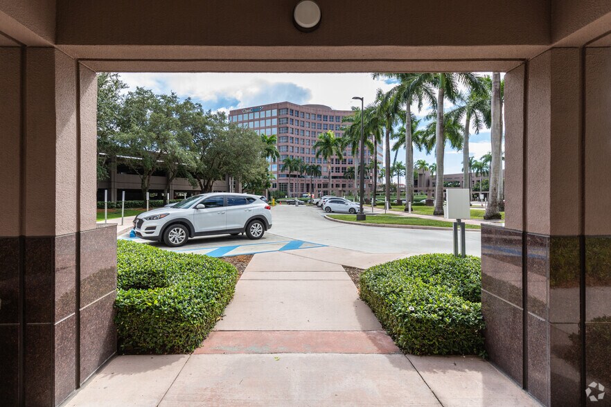 More Photos Of 5200 Waterford District Dr, Miami Office For Lease