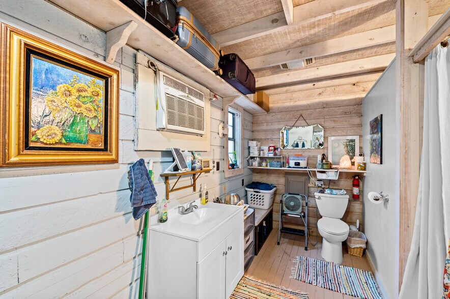 More Photos Of 202 N Newsom St, Mineola General Retail For Sale