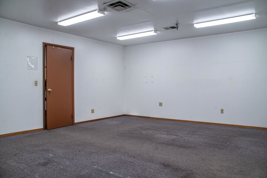 More Photos Of 825 Highway 151, Platteville Warehouse For Lease