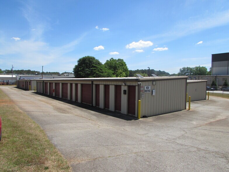 More Photos Of 529 Clifton Ter, Carrollton Self Storage For Sale