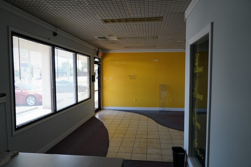 More Photos Of 800-810 N Main St, Anderson General Retail For Sale