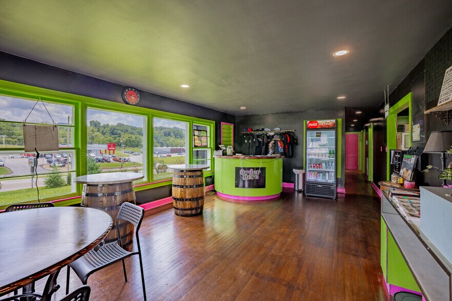 More Photos Of 1840 Volunteer Pky, Bristol Storefront Retail Residential For Sale
