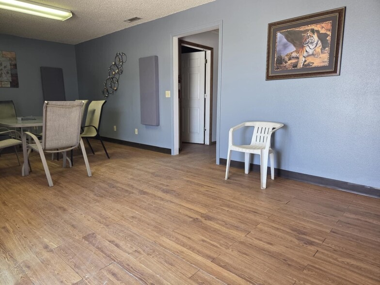 More Photos Of 800 N Jefferson St, Springdale Warehouse For Lease