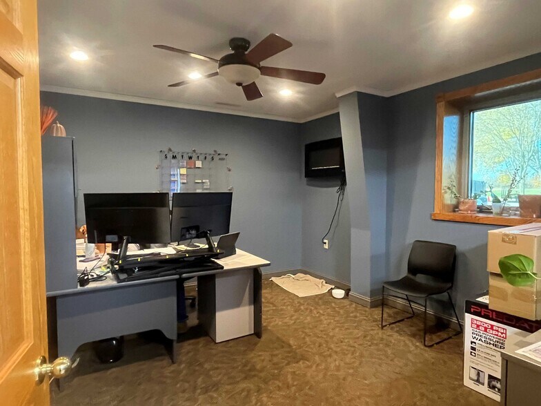 More Photos Of 7201 Mount Vernon Rd SE, Cedar Rapids Flex For Lease