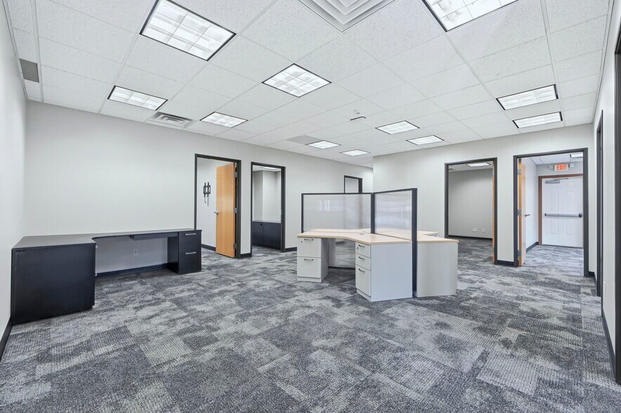 More Photos Of 2150 N Pointe Dr, Warsaw Office For Lease