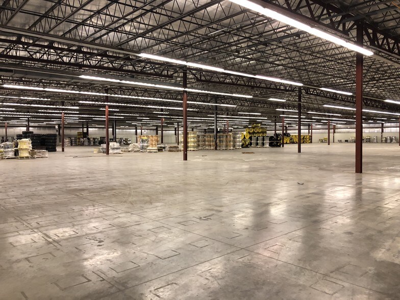 More Photos Of 803 SW Lorraine St, Leon Distribution For Lease