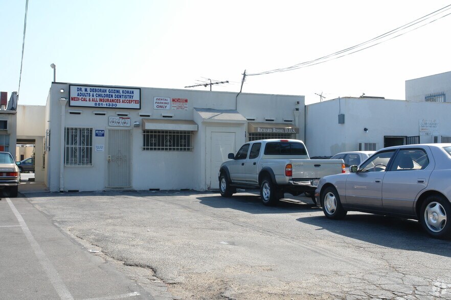 More Photos Of 18032 Ventura Blvd, Encino Medical For Lease