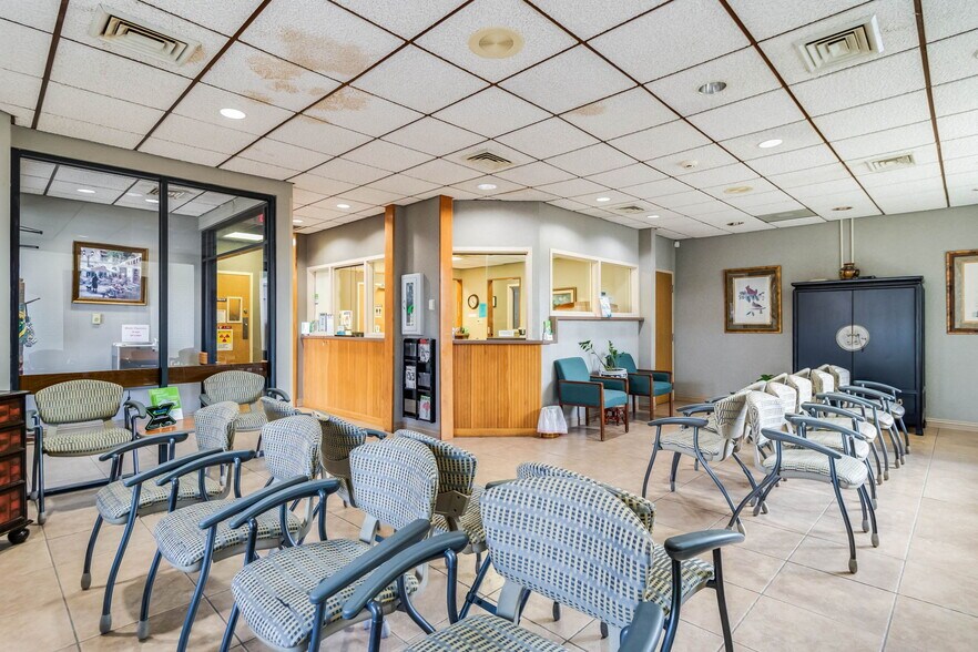 More Photos Of 3839 W Congress St, Lafayette Medical For Sale