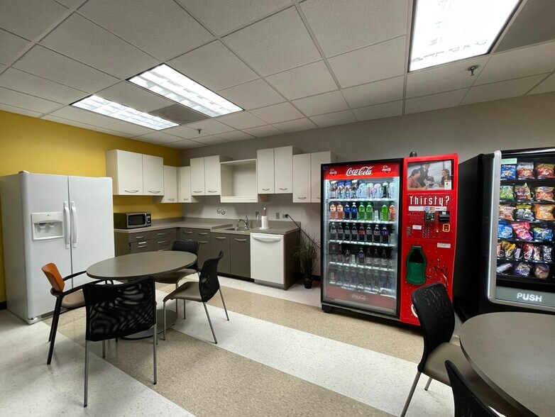 More Photos Of 2055 Craigshire Rd, Saint Louis Office For Lease