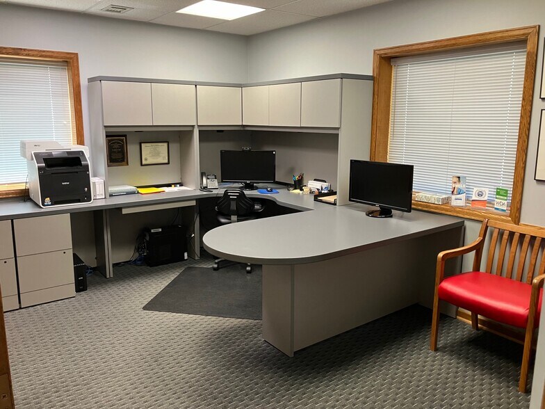 More Photos Of 1305 Chestnut St, West Bend Medical For Lease