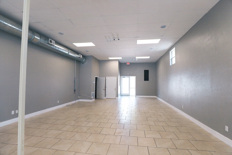 More Photos Of 802 W University Ave, Gainesville Storefront For Lease