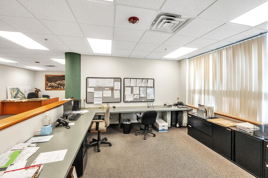 More Photos Of 80 Optical Dr, Southbridge Flex For Lease