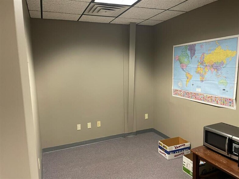 More Photos Of 709 Erie Blvd W, Syracuse Office For Lease