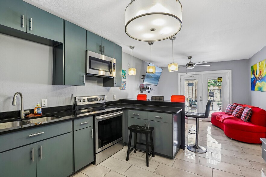 More Photos Of 421 Howard St, San Antonio Hospitality For Sale