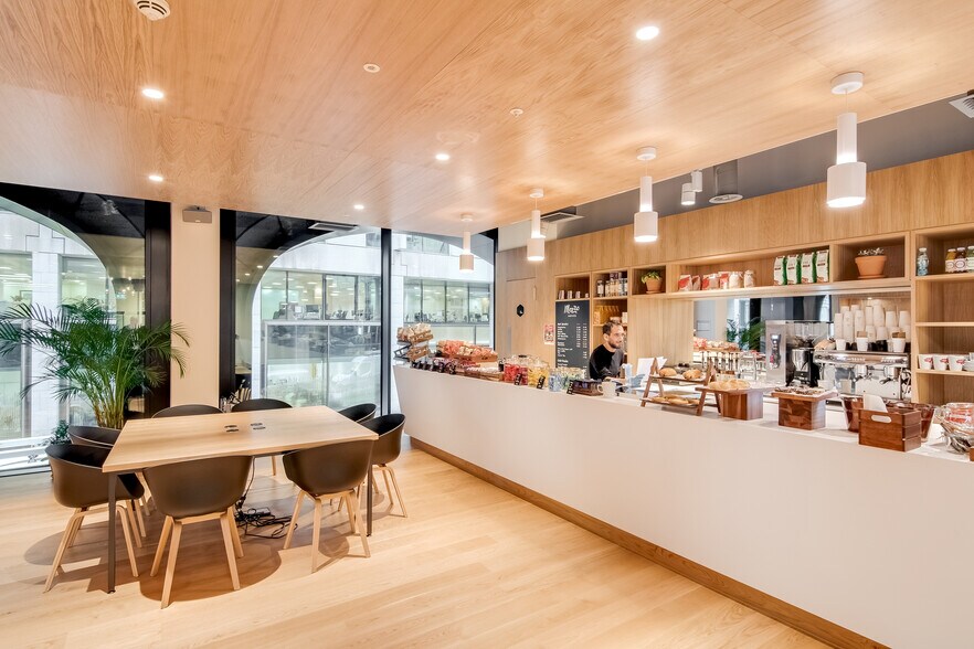 More Photos Of 3 Minster Ct, London Office For Lease