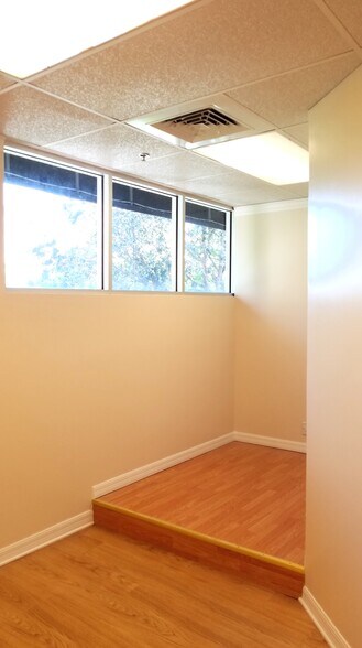 More Photos Of 7802 Kingspointe Pky, Orlando Office For Lease