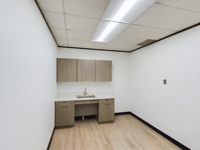 More Photos Of 17440 N Dallas Pky, Dallas Office For Lease