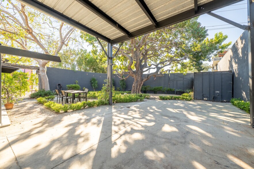 More Photos Of 5761 W Adams Blvd, Los Angeles Loft Creative Space For Lease