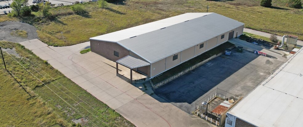 Primary Photo Of 2011 S Town East Blvd, Mesquite Warehouse For Lease