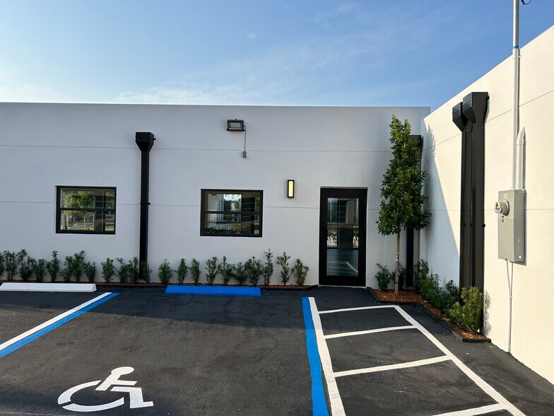 More Photos Of 2100 E Commercial Blvd, Fort Lauderdale Storefront Retail Office For Lease
