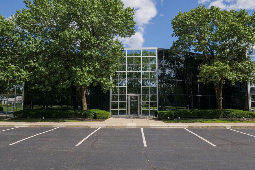 More Photos Of 4689-4777 Hilton Corporate Dr, Columbus Flex For Lease