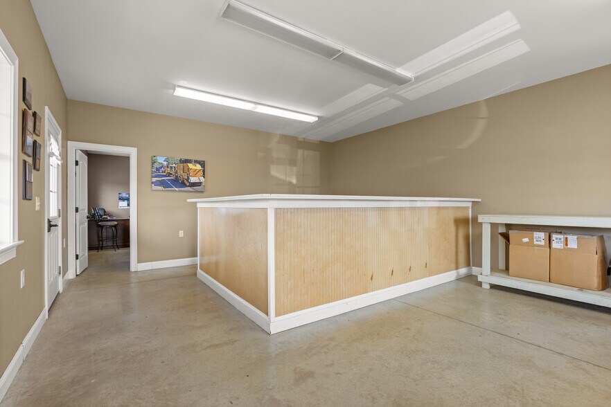 More Photos Of 381 Portland St, Berwick Service For Lease