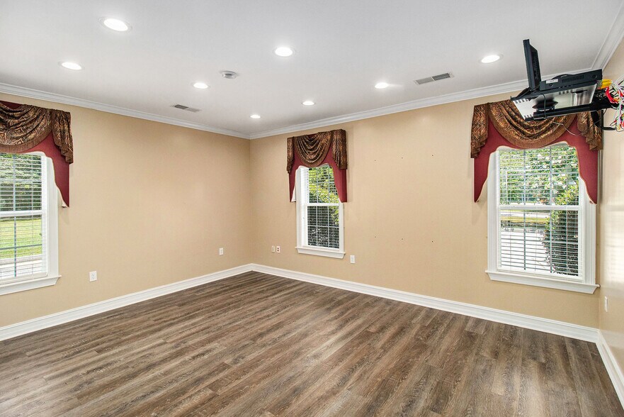 More Photos Of 3175 Highway 81 W, Hampton Storefront Retail Office For Sale