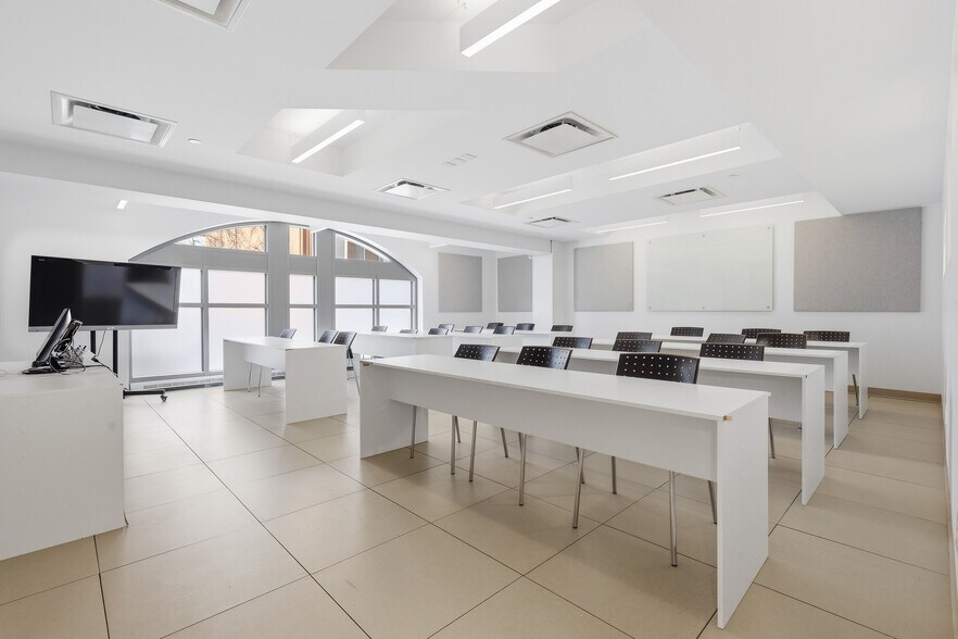 More Photos Of 3536 Boul Saint-Laurent, Montréal Office For Sale