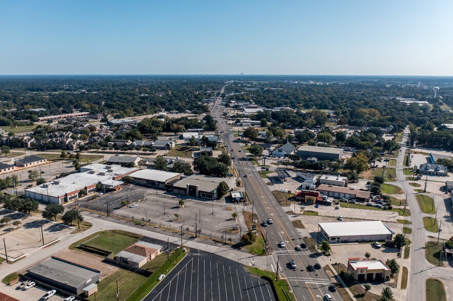 More Photos Of 1404 W Main St, Tomball General Retail For Sale