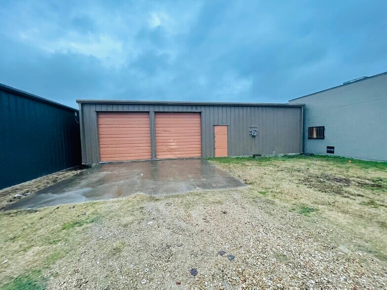 More Photos Of 806 Pollard St, Dallas Warehouse For Sale