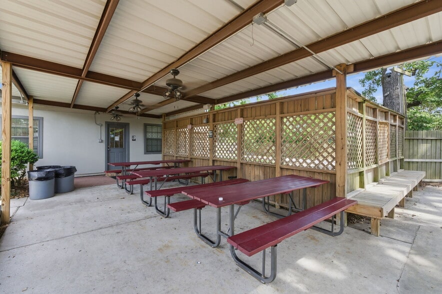 More Photos Of 3401 N Frazier St, Conroe Specialty For Sale