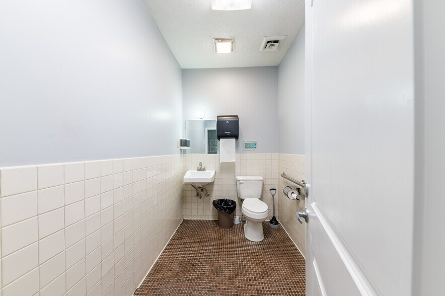 More Photos Of 304 Scott Ave, Morgantown Office For Lease