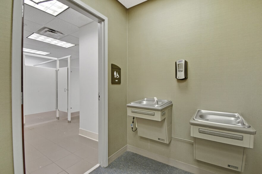 More Photos Of 9512 Sunbeam Center Dr, Jacksonville Office For Lease