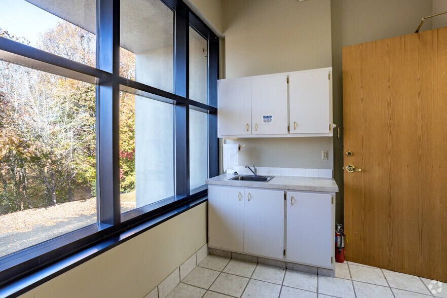 More Photos Of 1270 25th Street Pl SE, Hickory Medical For Lease