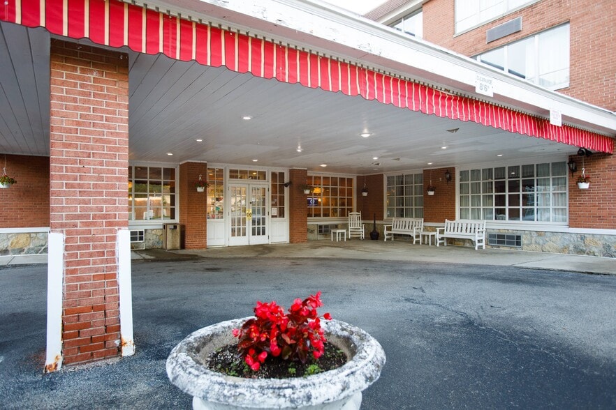 More Photos Of 216 W Loyalhanna St, Ligonier Township Hotel For Sale