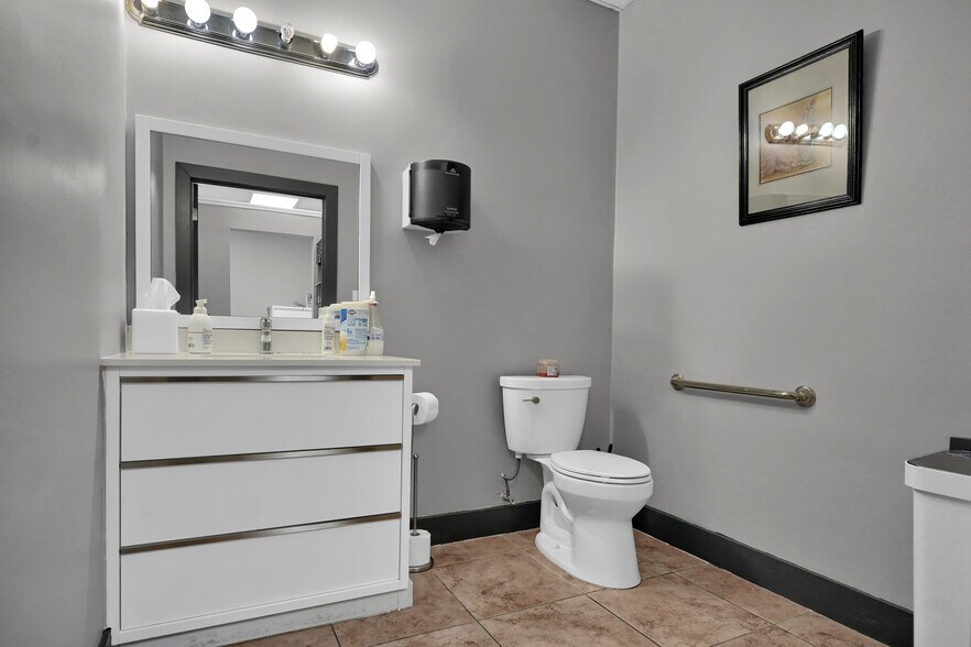 More Photos Of 8111-8119 NW 33rd St, Miami Warehouse For Sale