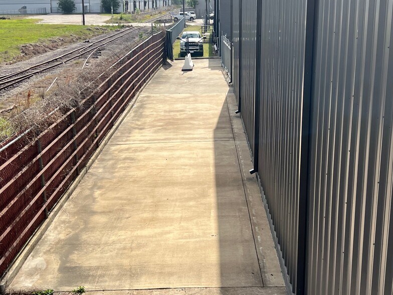 More Photos Of 8411 Villa Dr, Houston Warehouse For Lease