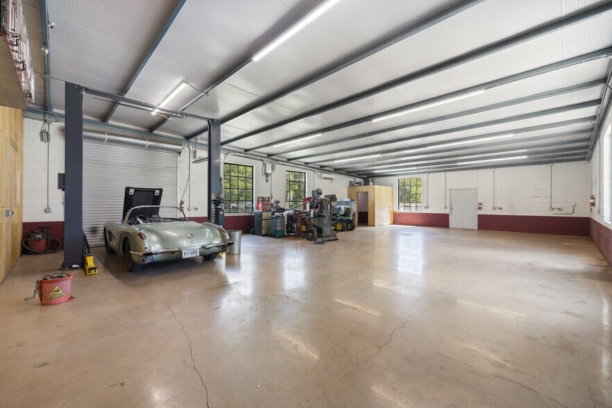 More Photos Of 404 Nugent ave, Johnson City Flex For Sale