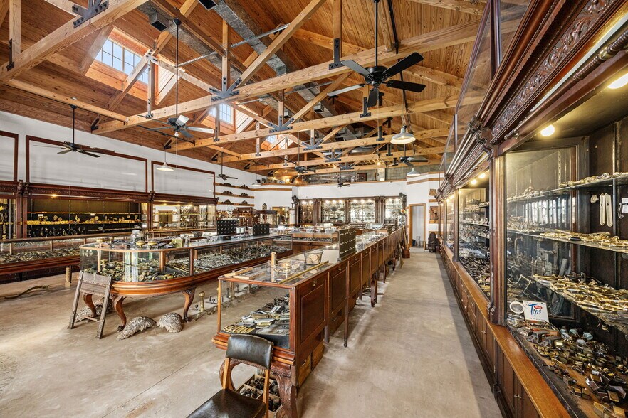 More Photos Of 1901 W Alabama St, Houston Freestanding For Sale